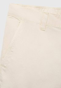 Beige katoenen broek met een gladde textuur, voorzien van zijzakken, een gestikte tailleband en een minimalistisch ontwerp.