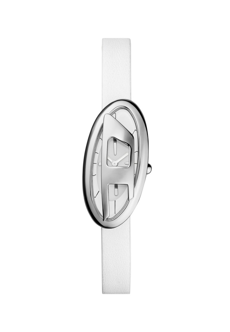 Esfera de reloj ovalada de plata con correa de cuero blanca, presenta un diseño minimalista, manecillas de hora y minuto, y acentos de corte dual.