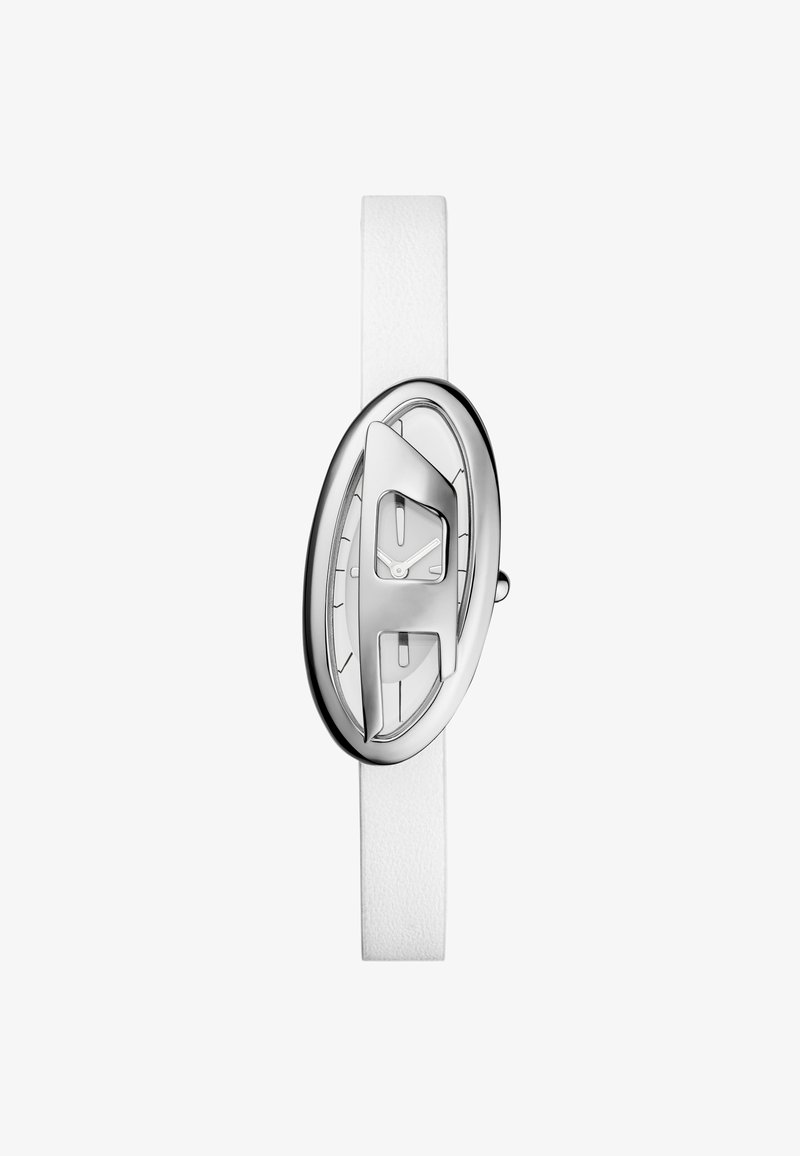 Esfera de reloj ovalada de plata con correa de cuero blanca, presenta un diseño minimalista, manecillas de hora y minuto, y acentos de corte dual.