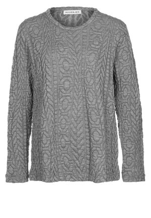 Pull gris à manches longues en maille avec motifs torsadés et tressés, col rond et étiquette de la marque Rodebjer à l'intérieur du col.