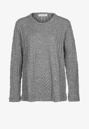Pull gris à manches longues en maille avec motifs torsadés et tressés, col rond et étiquette de la marque Rodebjer à l'intérieur du col.