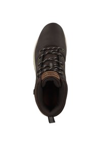 Zapato de senderismo marrón con parte superior de cuero liso, cordones reforzados e interior texturizado. Cuenta con un collar acolchado y una suela más clara en contraste.