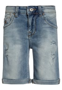 Shorts en denim bleu clair avec des zones décolorées, des ourlets roulés et une légère usure. Dotés de poches standard et d'une fermeture à bouton à la taille.