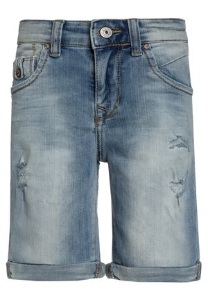 Shorts en denim bleu clair avec des zones décolorées, des ourlets roulés et une légère usure. Dotés de poches standard et d'une fermeture à bouton à la taille.