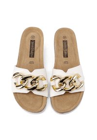 Infradito bianchi con una fascia superiore texturizzata, caratterizzati da un grande accento in catena oro. Soletta marrone chiaro con marchi del brand.