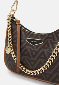 Braune Handtasche mit geometrischem Muster aus strukturiertem Material, ausgestattet mit einer vergoldeten Kettenriemen und -beschlägen. Mit Logo-Plakette und Reißverschluss versehen.