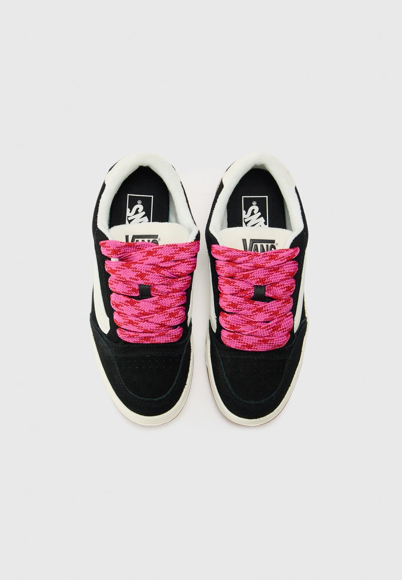 Zapatillas de ante negro con cordones rosa vibrante y detalles blancos. Cuentan con un cuello acolchado y una suela de goma plana. Logotipo visible en la lengüeta.