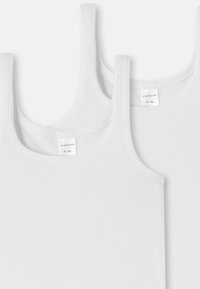 Białe podkoszulki na ramiączkach z cienkimi paskami, wykonane z miękkiej bawełny. Posiadają okrągły dekolt i minimalistyczny design. Widoczne są dwie sztuki.