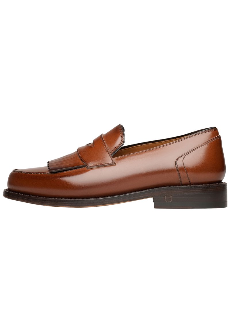 Mocassino in pelle marrone con finitura liscia, punta arrotondata e un dettaglio decorativo a frange. Suola resistente con un leggero tacco.