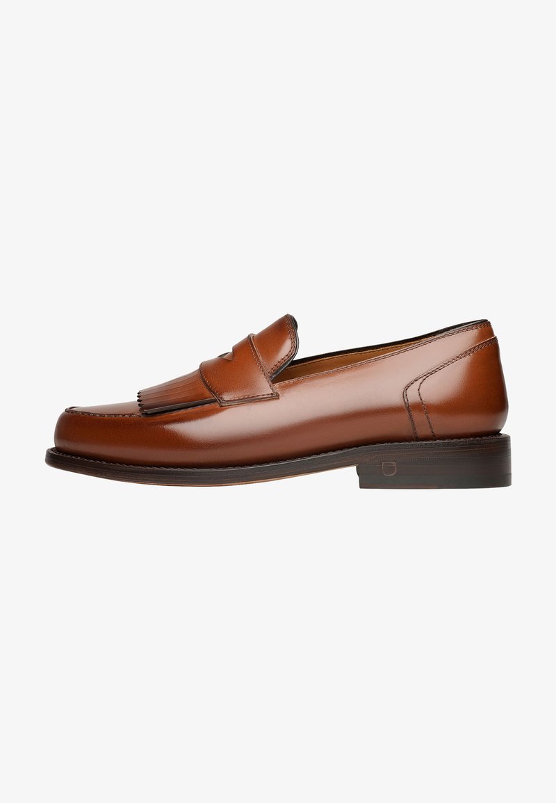 Mocassino in pelle marrone con finitura liscia, punta arrotondata e un dettaglio decorativo a frange. Suola resistente con un leggero tacco.