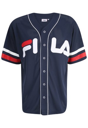 Maglietta da baseball in rete blu navy con dettagli bianchi, strisce rosse sulle maniche e grande logo "FILA" bianco sul davanti. Chiusura con cinque bottoni.