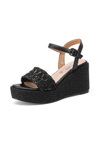 Sandali con tacco a cuneo neri caratterizzati da un design a fascia intrecciata, bordi in pelle liscia e una suola piatta testurizzata. Chiusura con fibbia sulla cinghia alla caviglia.