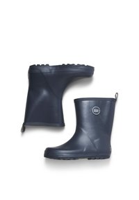 O pereche de cizme de ploaie din cauciuc albastru marin cu tălpi texturate și logo rotund pe gamă, afișate pe un fundal alb.