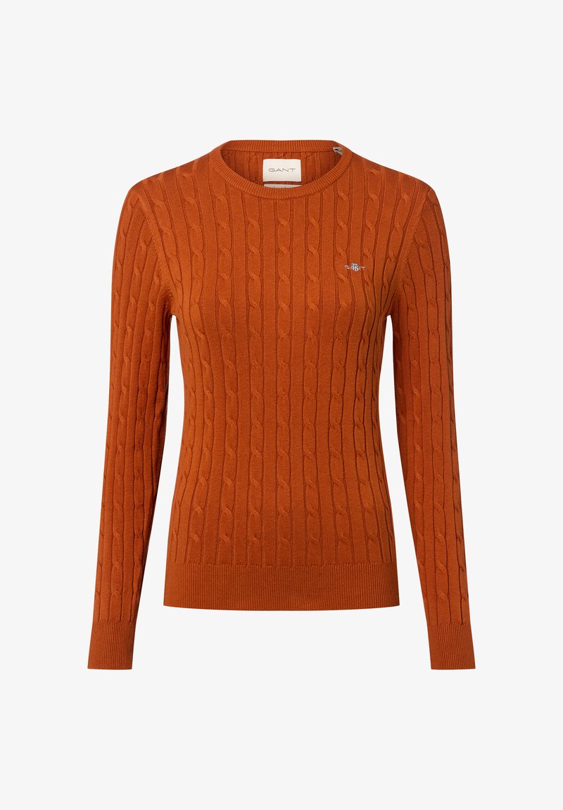 Rostorange Kabelstrickpullover mit langen Ärmeln, Rundhalsausschnitt, gerippten Bündchen und Saum sowie einem kleinen gestickten Logo auf der Brust.