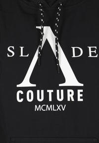 Felpa nera con cappuccio con una grande grafica bianca con scritto "SLADE A COUTURE" e "MCMLXV", impreziosita da coulisse nere e bianche.