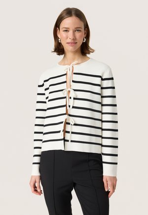Hvid cardigan med sorte vandrette striber, udstyret med en rund halsudskæring, en frontlukning med beige bånd og lange ærmer.
