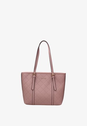 Roze gewatteerde draagtas met twee lange hengsels en gouden gespsieraden, rechthoekige vorm en een gladde textuur.