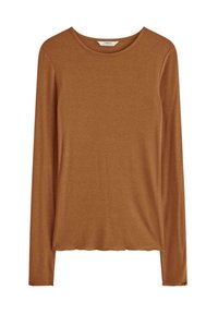 Långärmad topp med rund hals i en varm brun färg, tillverkad av mjukt tyg med en slät yta; har en subtil scalloped fåll.