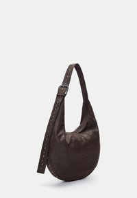 Braune Wildleder-Hobo-Tasche mit geschwungener Form, breitem Tragegurt mit Metallnieten und Reißverschluss oben. Weiche Textur, lässiges Design.