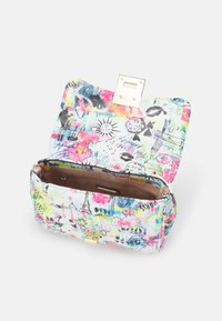 Kolorowa torebka kopertówka z wzorem, wykonana z materiału syntetycznego, z złotym zapięciem i kieszonką na zamek, wewnątrz w brązowym materiale. Widok otwarty.