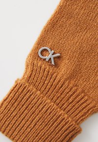 Calvin Klein CHUNKY GLOVES - Hansker - lion