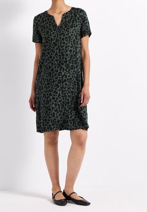 Groene jurk met korte mouwen en zwarte luipaardprint, met een V-hals en een ontspannen pasvorm, gemaakt van lichtgewicht, gladde stof.