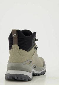 Scarpa da trekking grigia con esterno in suede e collo in tessuto nero, dotata di tallone rinforzato, suola grigia chiara e dispositivi di fissaggio regolabili.