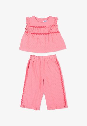 Ensemble pour tout-petit rose texturé en deux pièces avec manches courtes à volants, nœuds sur le haut et ourlets à volants sur le pantalon avec taille élastique.