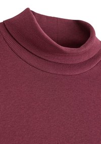 Dolcevita bordeaux a coste realizzato in tessuto morbido con colletto alto a doppio strato e texture strutturata.