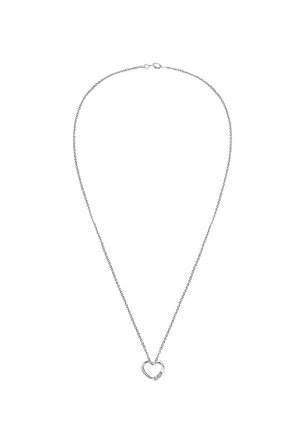 Collar de cadena de plata con un colgante de corazón abierto adornado con tres pequeños diamantes en un lado.