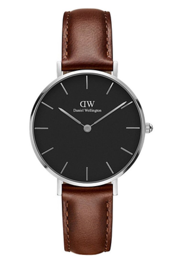 Orologio con quadrante nero rotondo e lancette e indicatori argentati, dotato di un cinturino in pelle marrone con dettagli cuciti. Nome del marchio "Daniel Wellington" visibile.