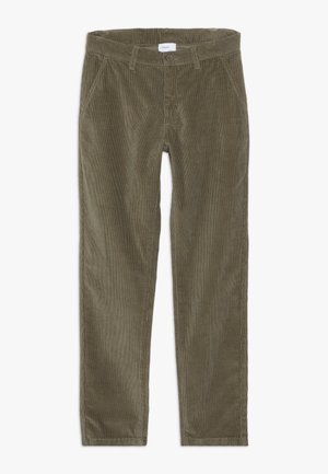 Pantalones de pana verde oliva con cierre de botón y cremallera, trabillas para cinturón y bolsillos laterales, dispuestos planos sobre fondo blanco.