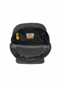 Bolsa de tela negra con cierre de cremallera, que cuenta con una correa de acento amarilla en el interior y un bolsillo forrado y suave para una mejor organización.