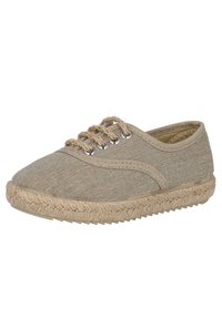 Zapato de lona beige con punta redondeada, acentos cosidos, parte delantera con cordones y suela de yute tejida. Presenta ojales de metal y tela texturizada.