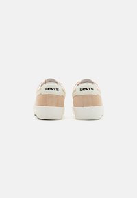 Levi's sneakers i myk rosa semsket skinn med hvite gummisåler og hælkanter. Har merkevaren sitt logo på hælen. Lave sko.