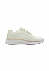 Baskets blanches avec une tige en mesh, un col rembourré, des accents rose pastel et une semelle texturée avec un design flexible.