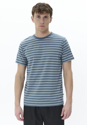 Gestreiftes Kurzarm-T-Shirt in Blautönen mit horizontalen Streifen, Rundhalsausschnitt und weichem Material. Minimalistisches Design.