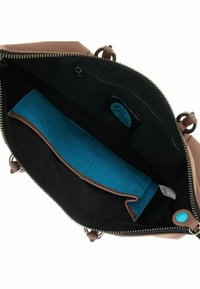 Borsa a mano in pelle marrone con fodera in tessuto nero; presenta una tasca interna blu e una chiusura lampo in metallo argentato.