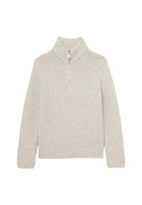 Svetlo bež pleten pulover z visokim rebrastim ovratnikom, polovičnim zadrgo in teksturiranim vzorcem. Zapestja in spodnji rob so zaključeni z rebrastim vzorcem.