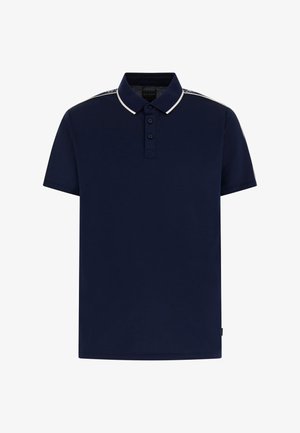 Tume sinine polo särk, mis on valmistatud siledast kangast, kaelakaarega, kolme nupuga kinnituse ja valgete triibuliste aktsentidega õlgadel.