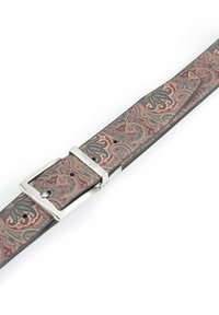 Ledergürtel mit Paisley-Muster in Rot-, Grün- und Blautönen, ausgestattet mit einer silbernen Metallschnalle und mehreren Einstelllöchern.