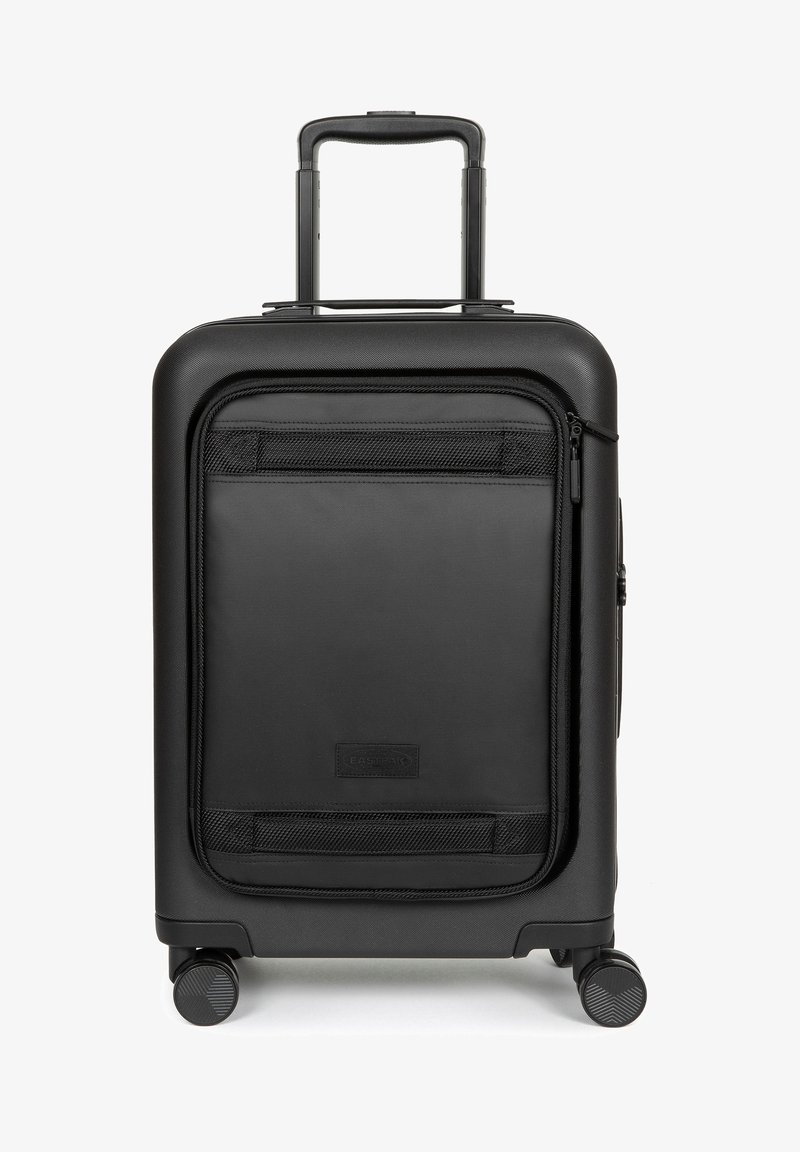 Valigia rigida nera con manico estensibile, tasca frontale con zip e quattro ruote. Texture liscia con discreto dettaglio del logo.