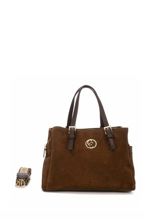 Bolso de mano de ante marrón con asas dobles de color marrón oscuro y correa desmontable a su lado, con un logo circular dorado en el frente.