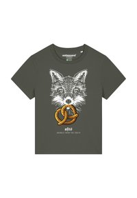 Olijfgroene t-shirt met een gedetailleerde afbeelding van een vos die een pretzel vasthoudt. Ondertekst in het wit leest "dieren uit het zuiden".
