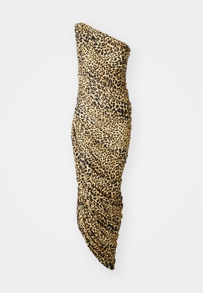 Abito a una spalla realizzato in tessuto morbido, con un motivo a stampa leopardata nei toni del beige, nero e marrone, caratterizzato da dettagli arricciati su un lato.