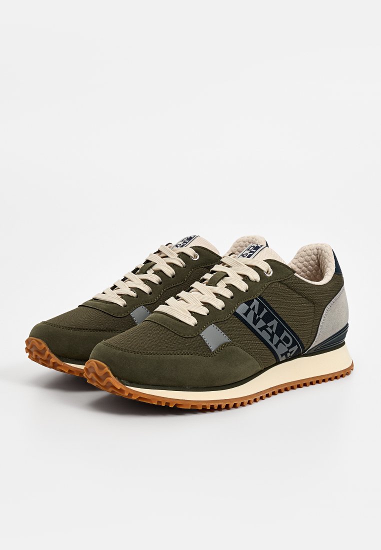 Grüne und graue Sportschuhe mit einer strukturierten Oberseite, beigen Schnürsenkeln und einer Gummisohle mit einem strukturierten Profil für besseren Halt.