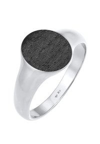 Anello d'argento con una fascia liscia e una parte superiore piatta simile a una pietra nera con superficie testurizzata, contrassegnata con "925" per la qualità dell'argento.