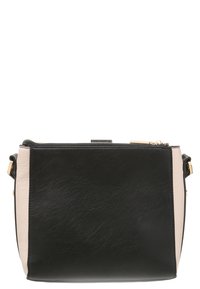 Mała torebka w czarnym i beżowym ekologicznej skórze z zamkiem błyskawicznym. Charakteryzuje się prostokątnym kształtem, gładką teksturą oraz złotymi akcentami metalowymi.