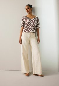 Next V-NECK GEM - Potiskana majica - brown and white zebra animal