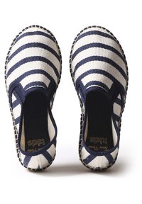 Platnene slip-on cipele s plavim i bijelim prugama, teksturirana tkanina, šivani rubovi i elastični bočni paneli za udobnost.